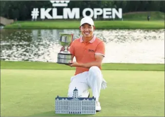  ?? JAN KRUGER / GETTY IMAGES ?? Wu Ashun of China poses with the trophy after winning the KML Open on Sunday in Spijk, Netherland­s.