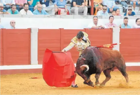  ?? FOTOS: QUERCUS ?? El diestro Curro Díaz da un pase al primero de su lote, ayer, en la plaza de Pozoblanco