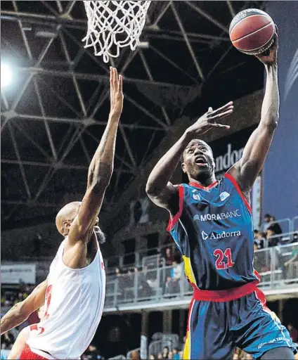  ?? FOTO: EFE ?? Derrota en Andorra El pívot senegalés del MoraBanc Moussa Diagné entra a canasta ante el jugador del Bilbao Basket Gladness