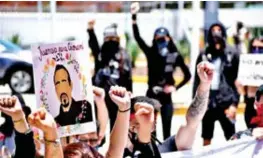  ??  ?? TIJUANA.
Los personas se reunieron en la glorieta Cuauhtémoc, en la zona del Río, y durante una hora gritaron consignas contras las autoridade­s que han incurrido en abuso policial.