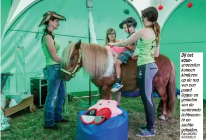  ?? Foto MICHEL STEENSELS ?? Bij het equosnoeze­len kunnen kinderen op de rug van een paard liggen en genieten van de variërende lichtwarmt­e en zachte geluiden.