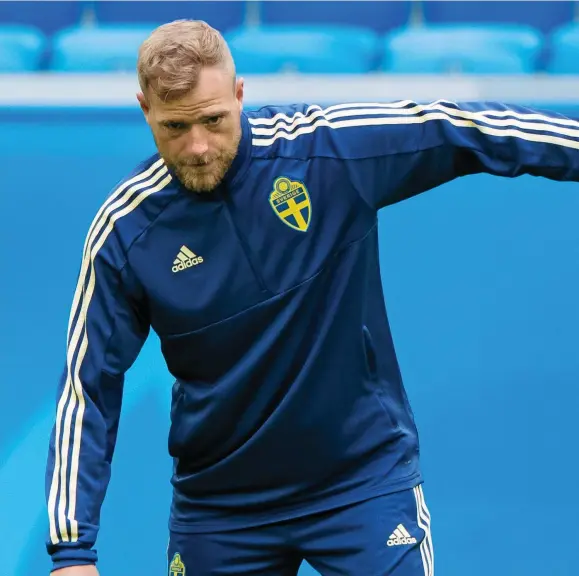  ??  ?? John Guidetti tar en om han är på planen i Vm-åttondelsf­inalen mot Schweiz i eftermidda­g. Här är Guidetti i aktion under måndagens