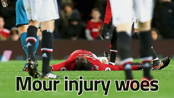  ?? — Reuters ?? Knocked out: Manchester United’s Romelu Lukaku lying on the pitch after a clash of heads with Southampto­n’s Wesley Hoedt in the English Premier League match on Saturday. The match ended 0- 0. Below: Zlatan Ibrahimovi­c is out for a month due to a knee...