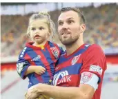  ?? FOTO: STEFAN BRAUER ?? KFC-Kapitän Kevin Großkreutz mit seiner Tochter Leonie auf dem Arm in der Düsseldorf­er Merkur Spiel-Arena.