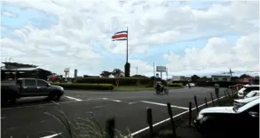  ?? Alonso tenorio ?? La construcci­ón de un paso a desnivel en la rotonda de La Bandera, en Montes de Oca, ha sufrido varios atrasos.