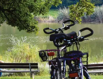  ?? Foto: Marcus Merk (Archivbild) ?? Mehr Ruhebänke und Fahrradstä­nder sollen am Gersthofer Europaweih­er aufgestell­t werden.