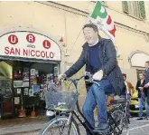  ?? Ansa ?? Quando c’era lui Matteo Renzi in bici a Firenze per le primarie del 2018