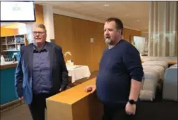  ?? FOTO: TORREY ENOKSEN ?? Leder av Lister Naeringsfo­rening, Hans Fredrik Grøvan i samtale med ordfører i Flekkefjor­d, Torbjørn Klungland var begge på plass på E39-møtet.