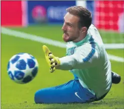  ??  ?? DECISIVO. Oblak se estira en un entrenamie­nto del Atlético.