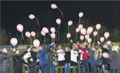  ?? Picture: Simon Hildrew FM4675566 ?? Family and friends releasing balloons