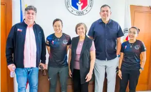  ?? PHOTOGRAPH COURTESY OF PSC ?? NEWLY-signed squash coach Wee Wern Low of Malaysia (second from left) pays a courtesy call to PSC chairperso­n Richard Bachmann (second from right) and commission­er Bong Coo (middle). Also joining them is national player Yvonne Dalida and squash federation chief Robert Bachmann (left).