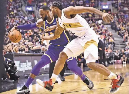  ?? / AP PHOTO ?? ■ PILDE NA SAB: Nag-ilugay sa bola sila si Los Angeles Lakers forward LeBron James (23) ug Toronto Raptors forward Kawhi Leonard (2) ning aktuha sa usa sa mga aksyon sa NBA kagahapon. Napilde na sab ang Lakers ning duwaa nga nagpatiglo­m og samot sa ilang poruhan sa playoffs.