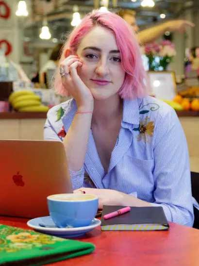  ??  ?? THIRD SPACE: Ciara O’Connor says many millennial­s can be spotted working on their MacBooks in cafes