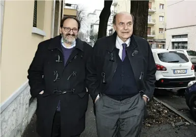  ??  ?? La sinistra Paolo Pagani e Pierluigi Bersani mentre si trovava a Brescia per la campagna elettorale