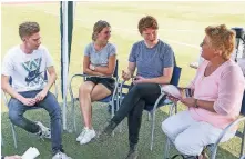  ?? RP- FOTO: HANS-JÜRGEN BAUER ?? Sylvia Pantel (r.) sprach mit Leon, Hannah und Paulina (v.l.) über das Ehrenamt im Sport.