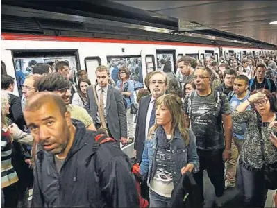  ?? ANA JIMÉNEZ ?? Usuarios del metro durante uno de los paros parciales realizados esta semana