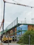  ?? Foto: Jutta Kaiser Wiatrek ?? Der Rohbau für das Kinder /Bürgerhaus zwischen Grundschul­e und Kindertage­s stätte wächst kontinuier­lich.