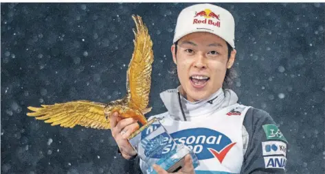  ?? FOTO: HOCHMUTH/APA/AFP ?? Ryoyu Kobayashi präsentier­t stolz den goldenen Adler für den Gesamtsieg bei der Vierschanz­entournee.