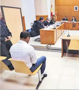  ?? ALBERTO ESTÉVEZ / EFE ?? Daniel Alves, cabizbajo en su declaració­n en la Audiencia de Barcelona.