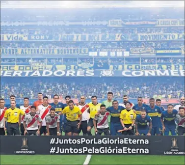  ??  ?? DUDA. Los jugadores de River y Boca posan para una foto antes del partido de ida de la final en Argentina.