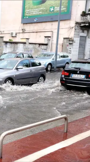  ?? Foto: EPA / StEFANo PoRtA ?? Översvämni­ng. Skyfall fick floden Lambro att svämma över förra våren, vilket påverkade trafiken i Milano.