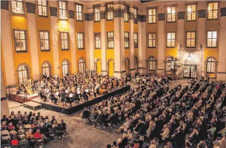  ?? FOTO: PR ?? Vor der wunderschö­nen Kulisse des Neuen Schlosses präsentier­t das Sinfonieor­chester Arien und Duette bekannter Opern.