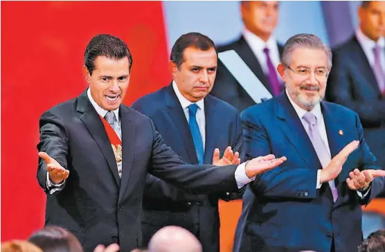  ?? OCTAVIO HOYOS ?? El mandatario estuvo acompañado por los líderes del Legislativ­o, Ernesto Cordero, y del Judicial, Luis María Aguilar, entre otros personajes.