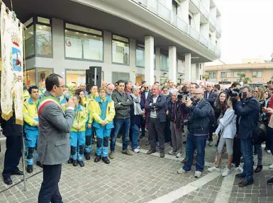  ??  ?? Il sindaco Andrea Benini parla alla folla in piazza per la manifestaz­ione dopo gli spari di venerdì a Follonica