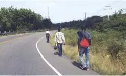  ??  ?? La meta. El interés de los haitianos que cruzaron la frontera por la banda norte es alcanzar la ciudad de Santiago.