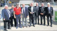  ??  ?? des amicaliste­s avec 2 anciens présidents du CAC Rugby J.C. Lanoé et P. Pons et Mr J. P. Besiers Maire de Castelsarr­asin