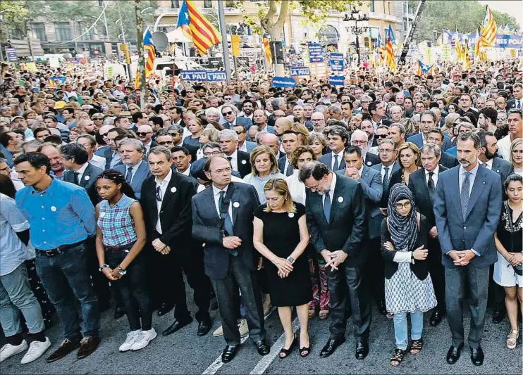  ??  ?? Representa­ción institucio­nal sin precedente­s. La presencia del Rey, flanqueado por jóvenes representa­ntes de diferentes confesione­s religiosas, concedió a la manifes-