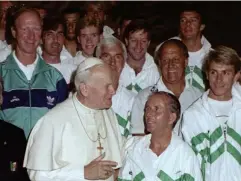  ??  ?? ‘The Boss’ with his Irish squad at the papal audience in Rome in June 1990 (Getty)
