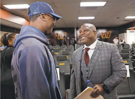  ?? GEOFF BURKE/ USA TODAY SPORTS ?? Eric Bieniemy talks with Washington wide receiver Terry McLaurin after being introduced as the new Commanders offensive coordinato­r.