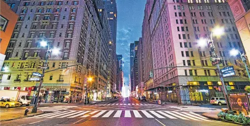  ?? [ Getty Images ] ?? Unheimlich­e Leere in Manhattan: Der Modedistri­kt, hier an der 7th Avenue, im Zentrum von New York City.