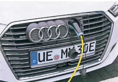  ?? FOTOS (2): JAN-RASMUS LIPPELS ?? Strom ist der Automobila­ntrieb der Zukunft. Deshalb bieten immer mehr Städte öffentlich­e Ladestatio­nen für private PKW-Nutzer an. Das niedersäch­sische Uelzen gehört hier mit zehn Ende 2018 errichtete­n Schnell-Ladesäulen zu den Vorreitern.