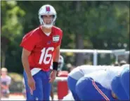  ?? THE ASSOCIATED PRESS - FILE PHOTO ?? Buffalo Bills quarterbac­k Matt Cassel (16) takes part in drills during their NFL football training camp in Pittsford on Aug. 1, some 11months since breaking his right foot,