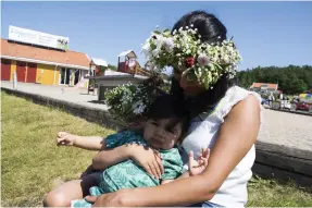  ??  ?? Eliana Omar firade sin första midsommar med barnen Ella och Adam i Strömstad.