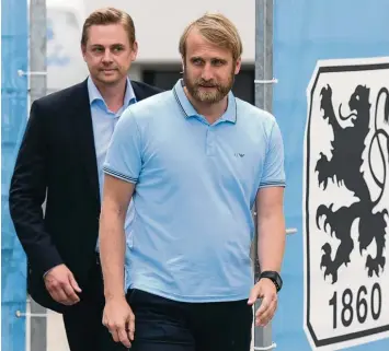  ?? Foto: Sven Hoppe, dpa ?? Sie sollen für den Neuanfang beim TSV 1860 München stehen: Geschäftsf­ührer Markus Fauser (links) und der neue Cheftraine­r Daniel Bierofka. Gestern begann der Verein die Vorbereitu­ng für die Regionalli­ga.