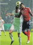  ?? FOTO: DPA ?? Bayerns David Alaba (re.) und Rödinghaus­ens Daniel Flottmann kämpfen um den Ball.