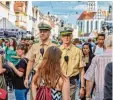  ??  ?? Freitag, kurz vor 20 Uhr: Polizeiein­satz leiter Robert Kühnel (rechts) und Kollege Benjamin Dannemann sind mitten unter den vielen Besuchern.