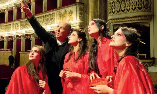  ??  ?? Le prove Ferzan Ozpetek durante le prove dell’opera con le attrici Roberta Astuti, Roberta Siciliano, Mariachiar­a Vigoriti e Simona Barattolo; Evgenia Muraveva vestirà i panni di Cio Cio-san mentre Saimir Pirgu sarà Pinkerton