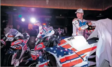  ?? ?? Miguel Oliveira y Raúl Fernández destapan sus motos en la presentaci­ón del Trackhouse en Los Ángeles.
