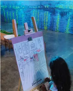  ?? ALEX SÁNCHEZ ?? Mi hija comenzando a pintar el dibujo de la habitación de Van Gogh. Antes de continuar quiso estampar su firma el pie de la “obra”.