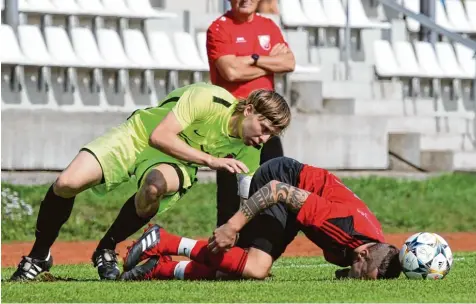  ?? Foto: Georg Fischer ?? Erst in der Nachspielz­eit konnte der TSV Wertingen sein Heimspiel gegen Deiningen für sich entscheide­n. Vorausgega­ngen war ein spannendes Spiel auf Augenhöhe. Im Bild: Wertingens Maximilian Beham (links) gegen Daniel Moll.