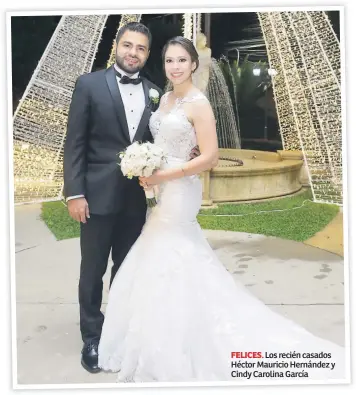  ??  ?? FELICES. Los recién casados Héctor Mauricio Hernández y Cindy Carolina García