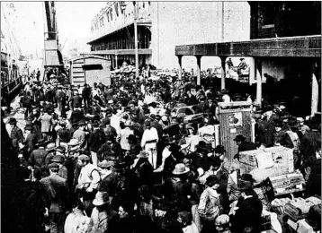  ?? RED STAR LINE MUSEUM ?? Emigrants at a dock in Antwerp, Belgium, en route to New York. Red Star was one of the biggest carriers on the Atlantic.