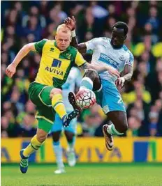  ?? Rex Features ?? Cheick Tiote (right) goes up against Steven Naismith of Norwich City during a Premier League match last season. The Ivory Coast midfielder is keen on a move to the UAE.