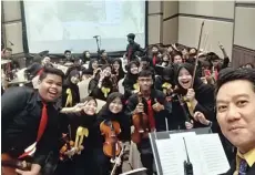  ?? SMANUSA FOR JAWA POS ?? BUAH KONSISTENS­I: Anggota Nusa Octave Orchestra SMA Nahdlatul Ulama 1 Gresik saat tampil dalam sebuah acara.