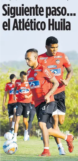  ??  ?? Jarlan Barrera junto a Rafael Pérez en un entrenamie­nto del Junior en la sede.