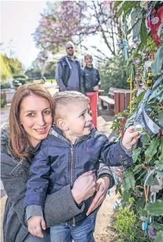  ?? FOTO: HANS-JÜRGEN BAUER ?? Louniz lässt seinen „Nucki“am Schnullerb­aum zurück. Mutter Tanja Binder-Rütten, Vater Andy Binder und Schwester Dalyn sind dabei.